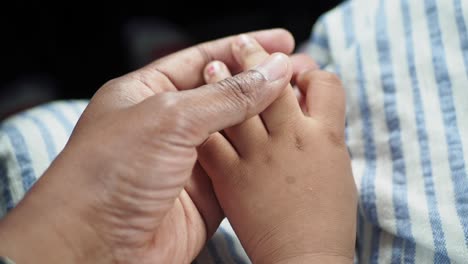 tomados de la mano