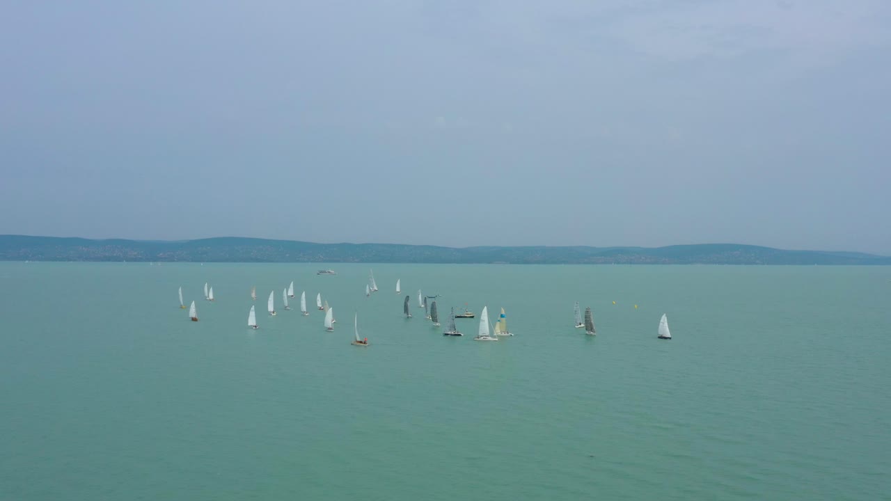 muchos veleros en el lago balaton grabados con un dji mavic 2 pro uhd 4k 30fps