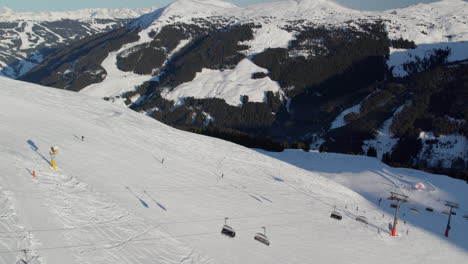 Estación-De-Esquí-Durante-El-Invierno-En-Saalbach-hinterglemm,-Austria---Toma-Aérea