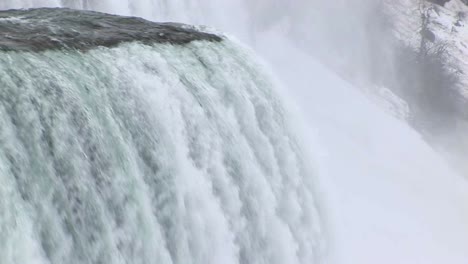 La-Cámara-Se-Desplaza-Desde-El-Borde-De-Las-Cataratas-Hacia-Abajo