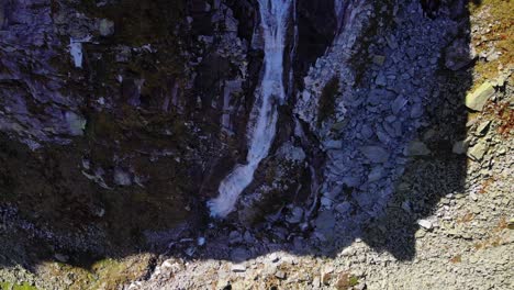 Arroyo-Que-Fluye-Desde-Un-Valle-Rocoso-Empinado-Cerca-Del-Embalse-Mundial-Del-Glaciar-Weissee-En-El-Parque-Nacional-High-Tauern-En-Austria