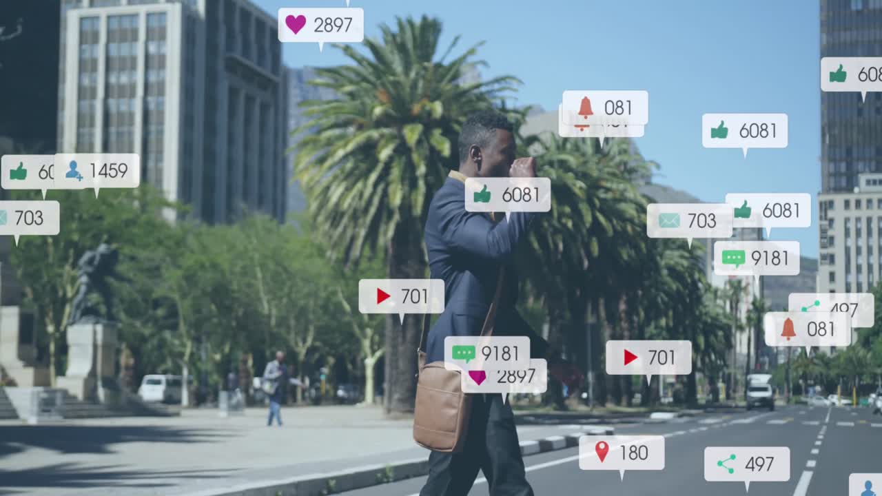 animación de iconos de las redes sociales sobre un hombre de negocios afroamericano bebiendo café cruzando la calle