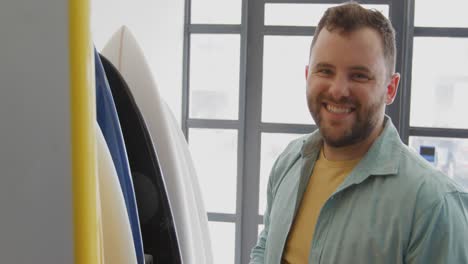 un hombre que hace tablas de surf en su taller