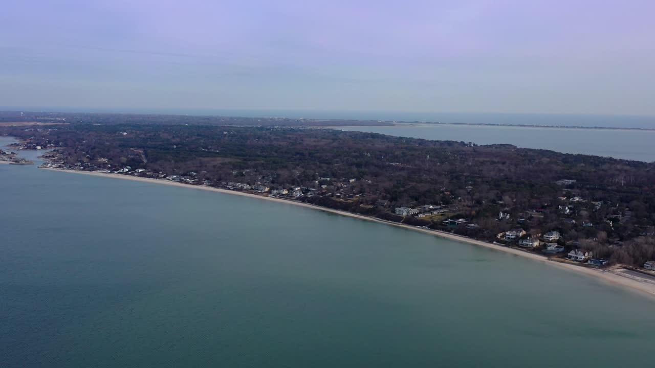 una vista de ángulo alto sobre el río peconic mirando la playa de meschutt en long island, ny