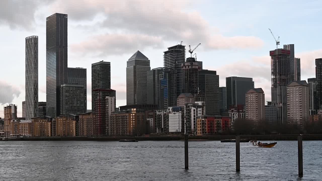 영국 런던 템즈 강 카나리 워프를 지나는 보트