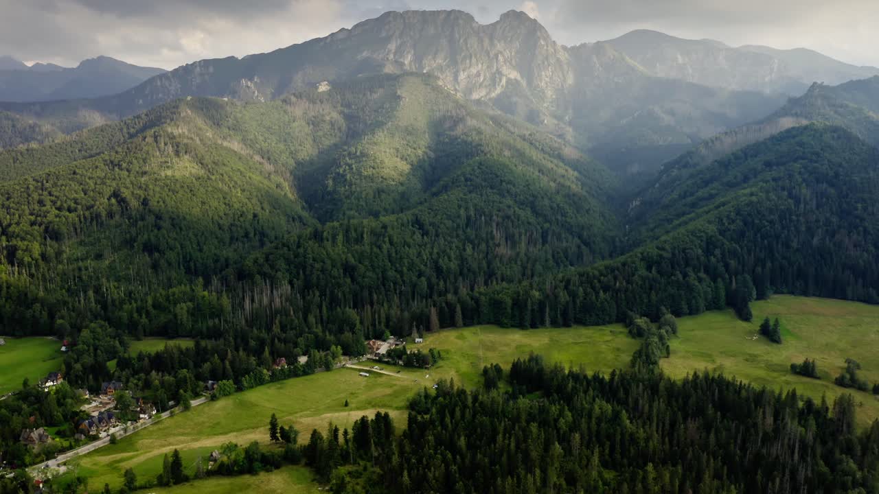impresionante vista de la naturaleza de zakopane cerca del valle de strążyska en el parque nacional de tatra, polonia