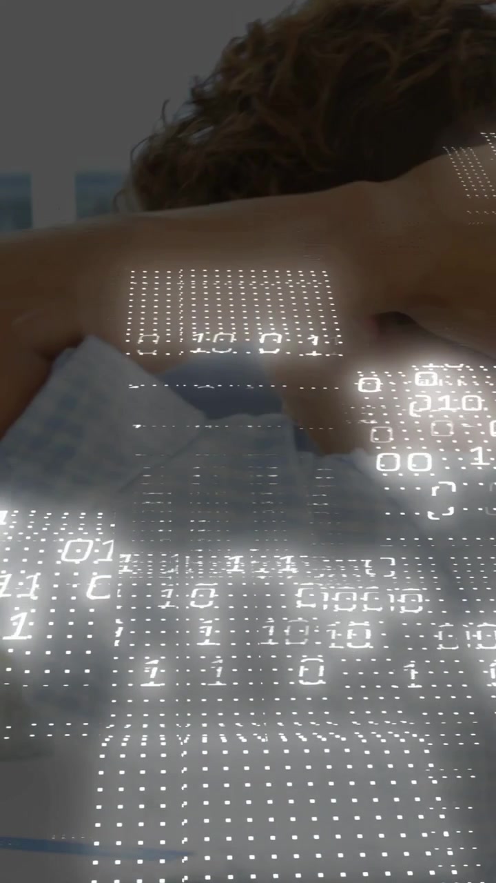 Video verticale: Uomo che lavora con la tecnologia, muove il mouse e digita, con dati binari che si sovrappongono allo schermo.