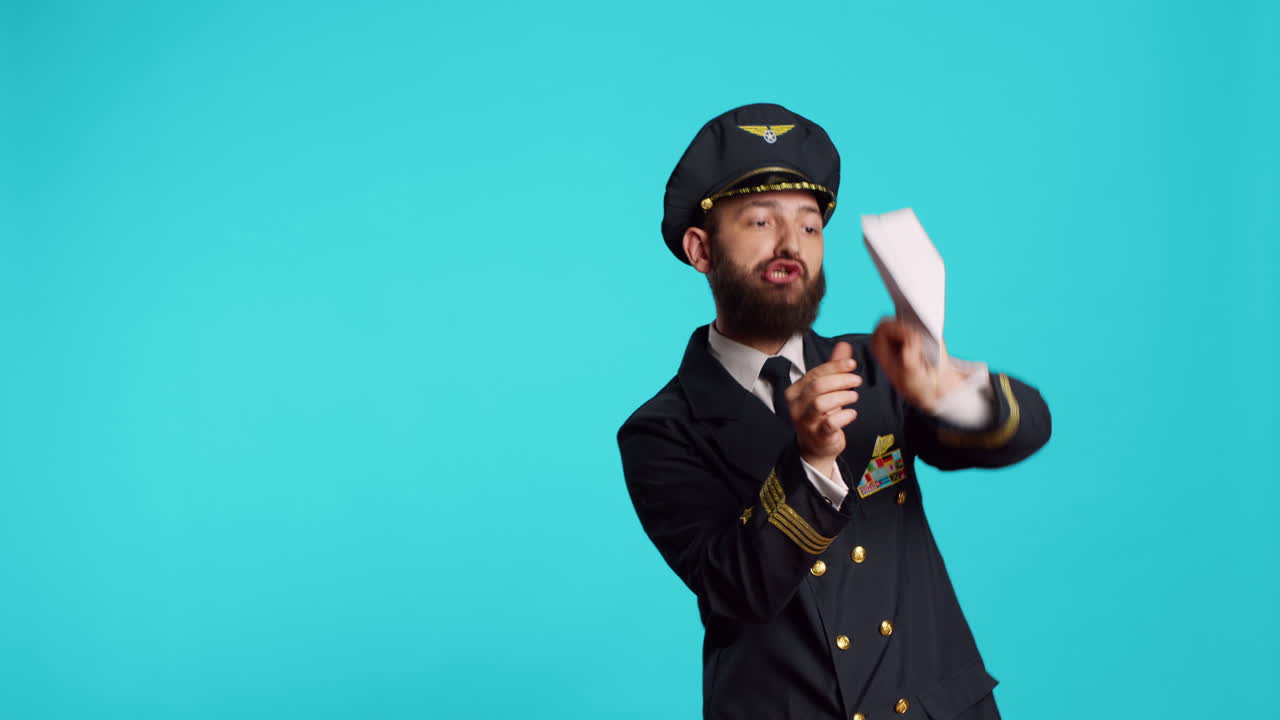 Giovane che lavora come pilota e costruisce un aeroplanino di carta