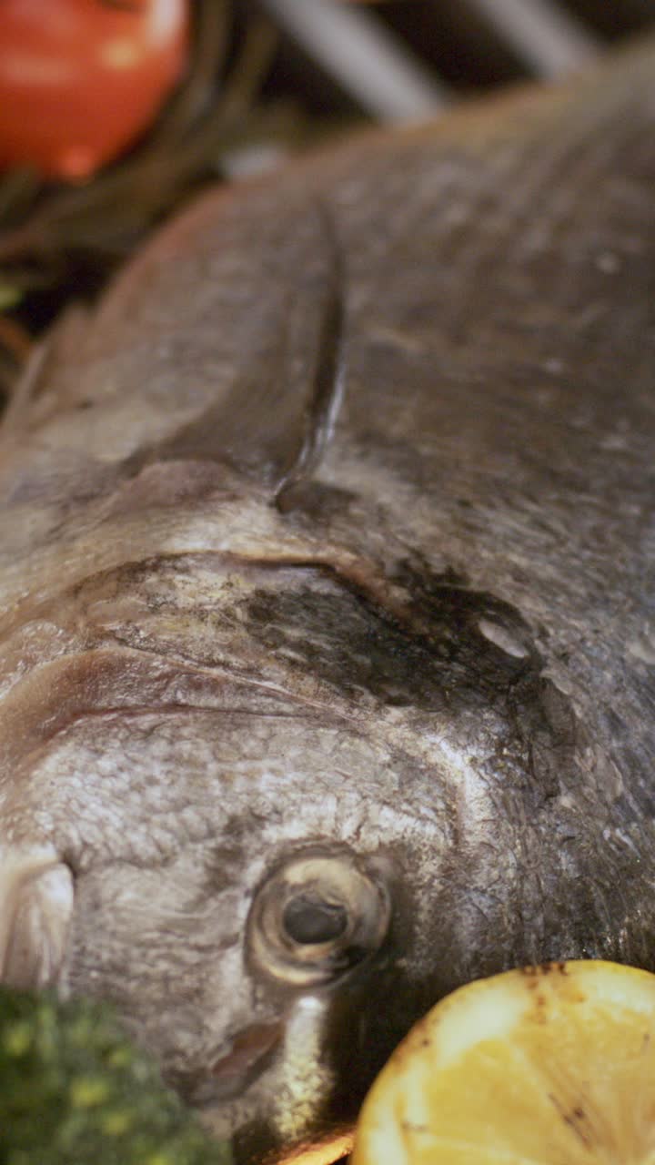 pescado a la parrilla con limón