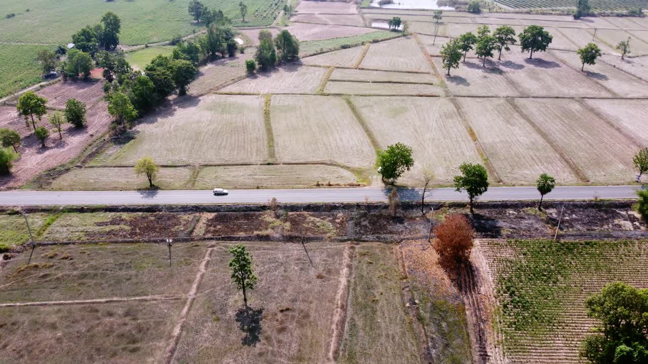 이 도로 는 태국 의 교통 이 적은 농경지 와 시골 을 지나간다