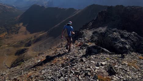 Wanderer,-Der-Von-Einer-Klippe-über-Das-Tal-Läuft,-Folgte-Kananaskis,-Alberta,-Kanada