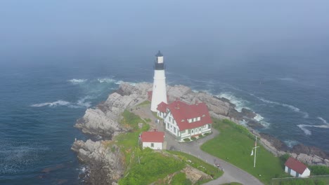 Drone-Elevándose-Sobre-El-Paisaje-Oceánico-De-La-Casa-De-La-Luz-En-Maine