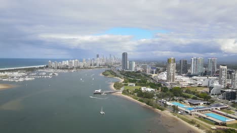 Horizonte-Costero-Con-Vista-Panorámica-De-Southport-Rockpools-En-Broadwater-Parklands-En-Marine-Parade,-Southport,-Queensland