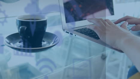 animación de iconos de medios sobre las manos usando una computadora portátil