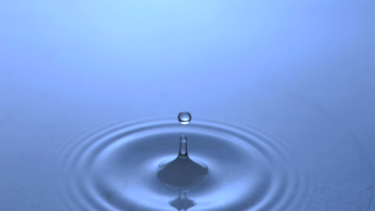 círculo en el agua en cámara súper lenta