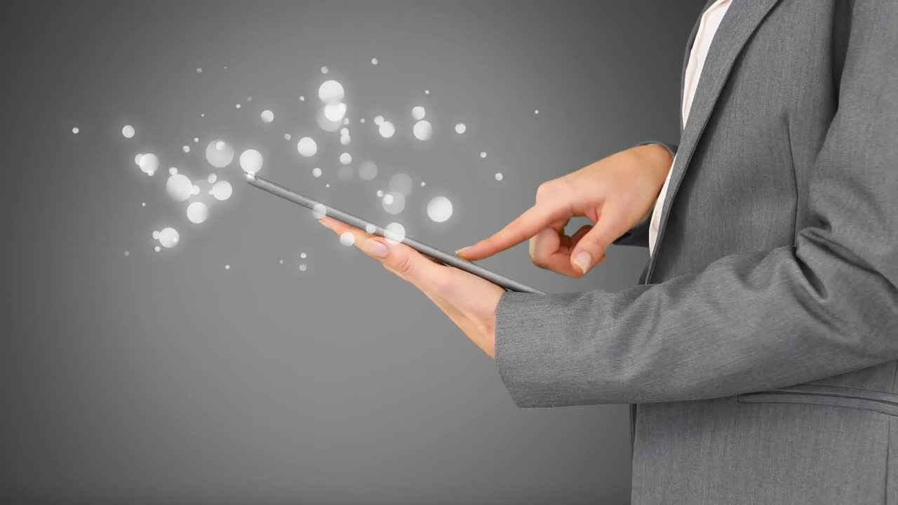 Donna d'affari che usa un tablet digitale, circondata da un effetto di bolle bianche