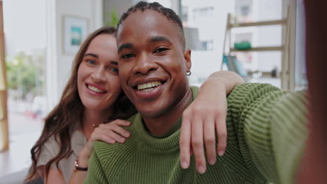 Interracial-Paar,-Lächeln-Und-Selfie-Des-Influencers