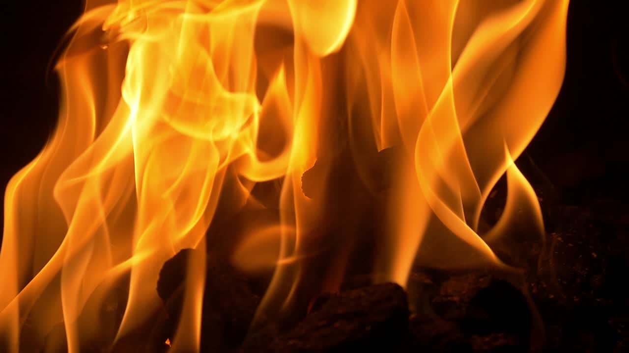 carbón ardiendo intensamente con llamas