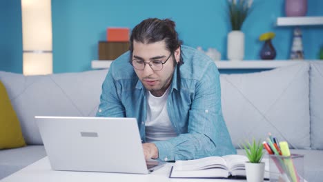 joven usando la computadora portátil con placer y felicidad.