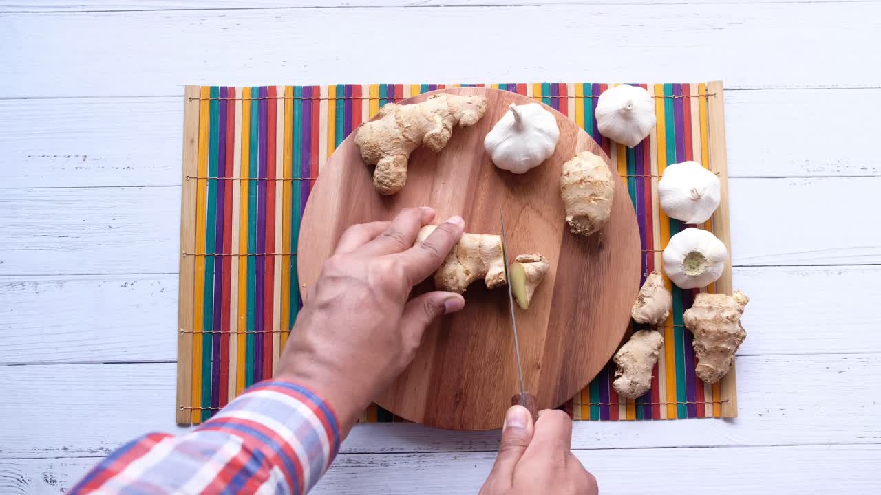 preparación de jengibre y ajo