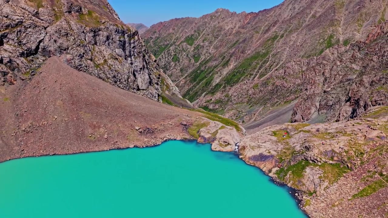 Drone voando para trás da cachoeira do lago Ala-Kul no Quirguistão.