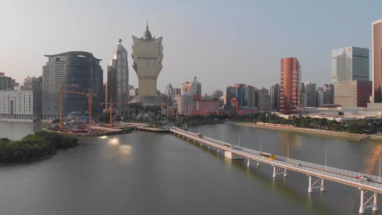 Vista aérea de drone sobre o Lago Nam Van, com a Ponte da Praia Grande e o Hotel Lisboa
