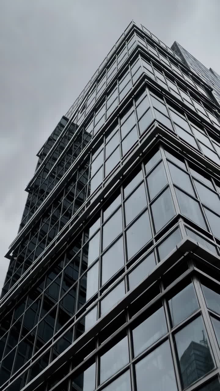 edificio de oficinas de vidrio moderno