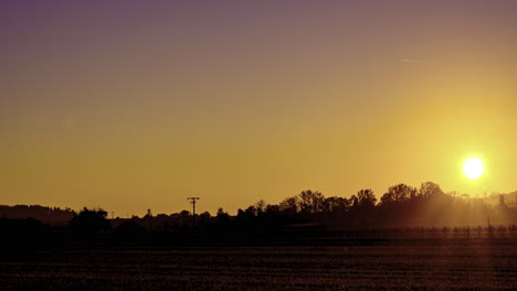 hermoso timelapse del atardecer con aviones en el cielo púrpura
