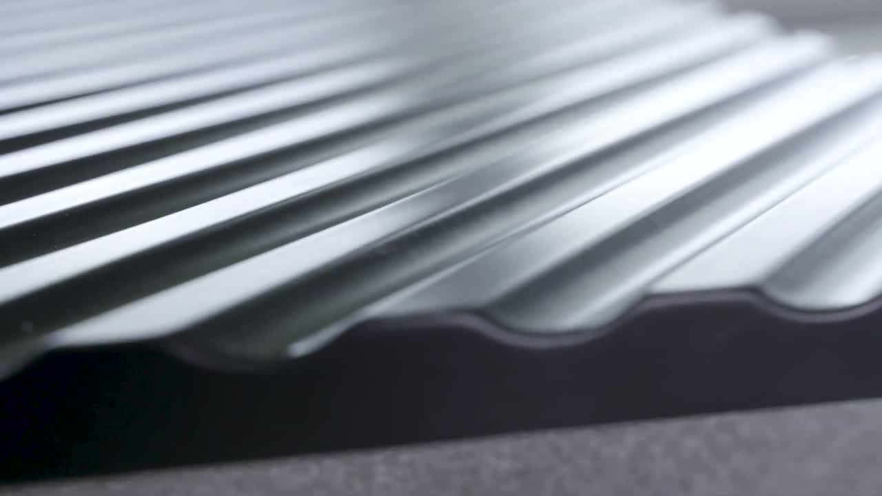primer plano de un panel de metal corrugado