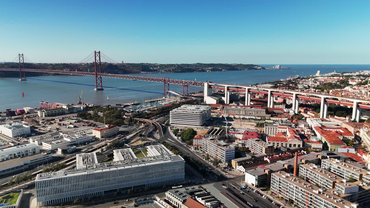 Vista aerea di Lisbona e del Ponte 25 de Abril