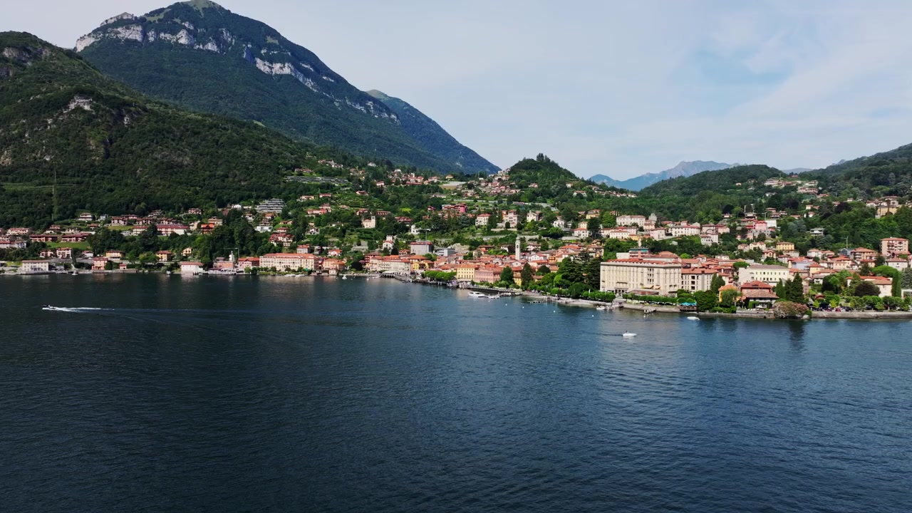 Panoramico lungolago di Menaggio e paesaggio del Lago di Como in Lombardia, Italia