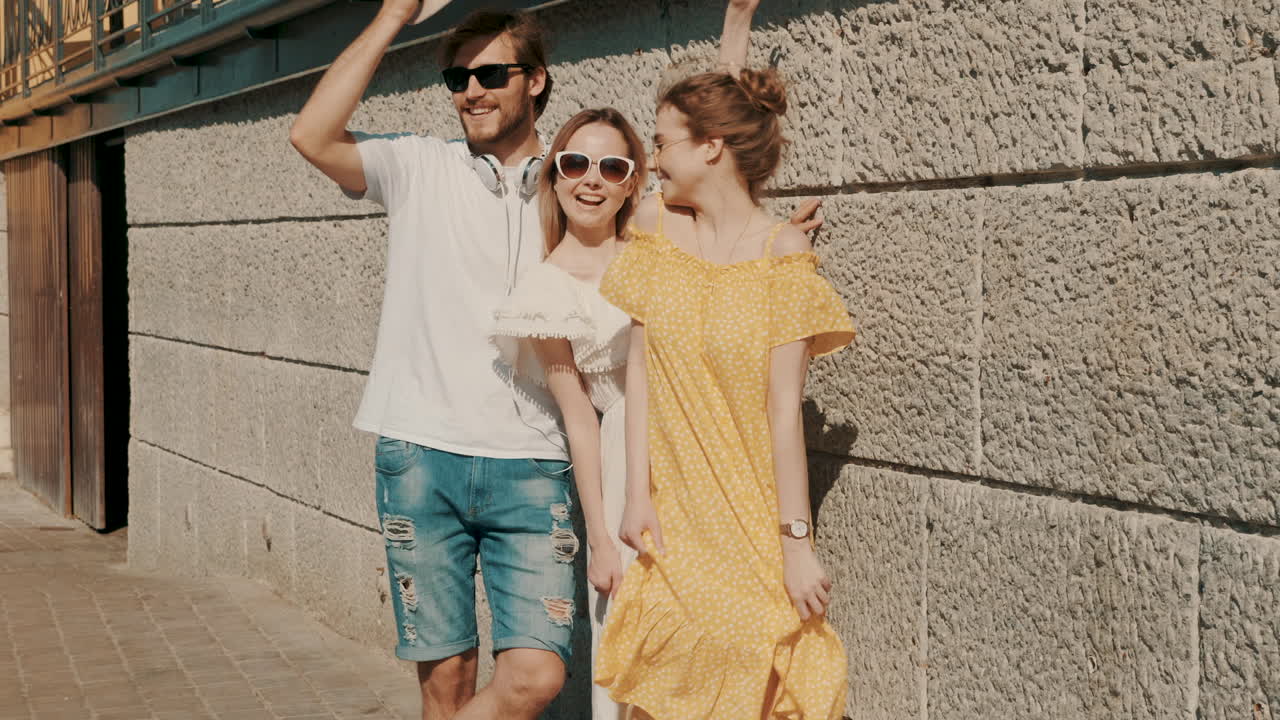 야외 에서 재미 를 느끼는 친구 들 의 모임