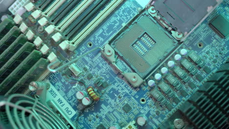 placa base de una computadora de estación de trabajo con procesadores y memoria