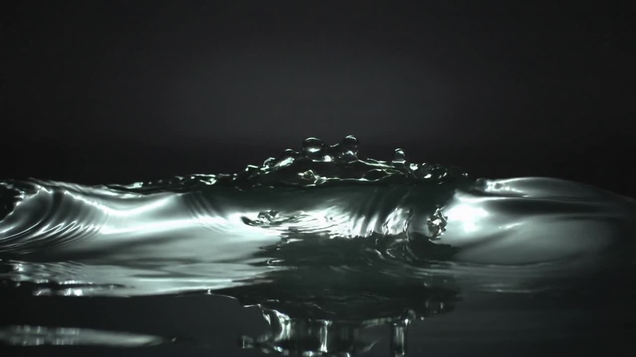 Formazione di acqua bassa dopo un piccolo impatto, con goccioline espulse e formazione di una cresta e increspature in studio
