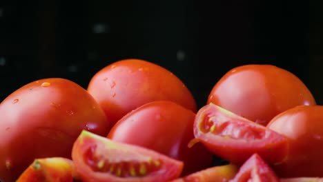 Inclínelo-Hacia-Arriba-Para-Revelar-Una-Variedad-De-Deliciosos-Tomates-Cherry-En-Rodajas-Y-Completos