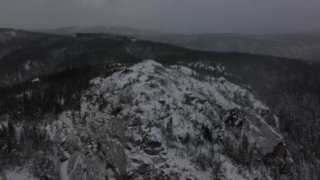 Flying-Towards-Snowy-Rock-Mountains-In-Mont-du-Lac-a-L'Empeche-In-Quebec,-Canada