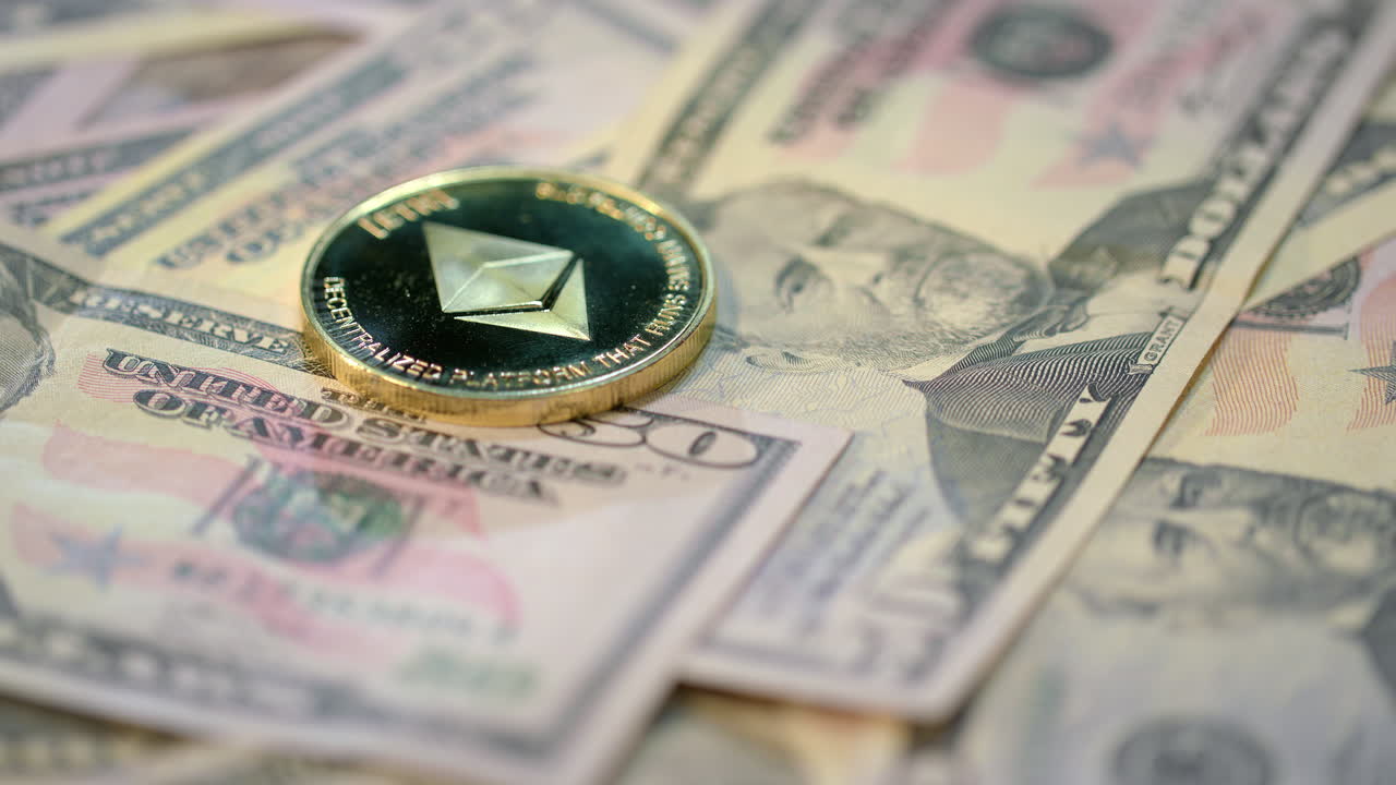 이더리움 암호화폐 사업: 달러 지폐에 달린 골든 이더리엄 동전