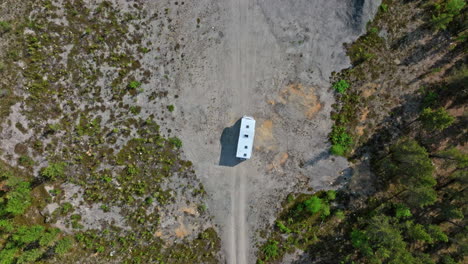 Vogelperspektive-Drohnenaufnahme-Nach-Einem-Wohnmobil,-Das-In-Einer-Sandgrube-Fährt,-Sonniger-Tag