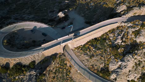 conducción de automóviles modernos en la curva de la horquilla en sa calobra, palma de mallorca
