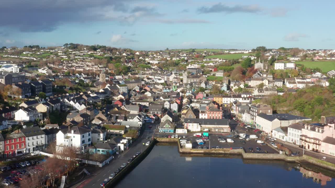 una antena cinematográfica que revela la pintoresca ciudad de kinsale, irlanda mostrando su puerto y el río brandon