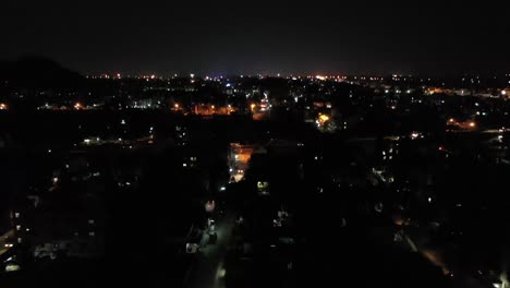 Drohnenaufnahmen-Eines-Strandes-Mit-Einem-Sich-öffnenden-Stauwasser-Und-Einer-Skyline-Der-Stadt-Mit-Hochhäusern-Im-Hintergrund