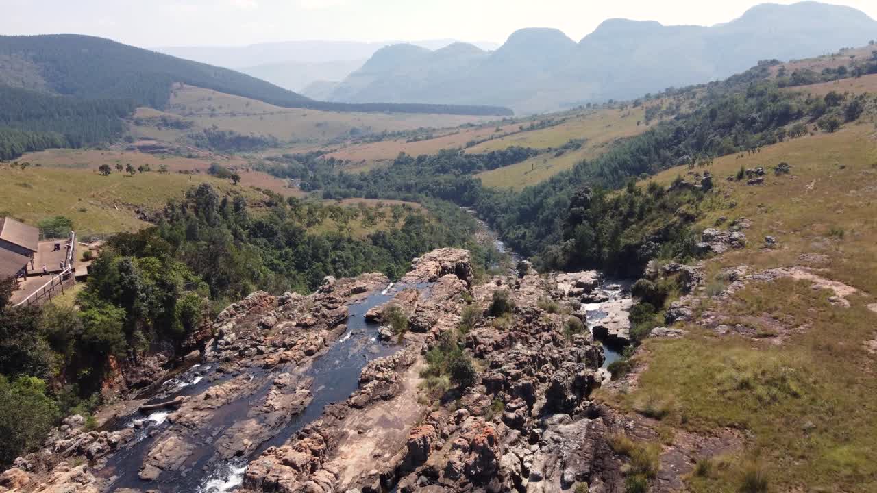 Ilmakuva Drakensberg-vuoriston näköalapaikasta ja vesiputouksesta, Etelä-Afrikka.