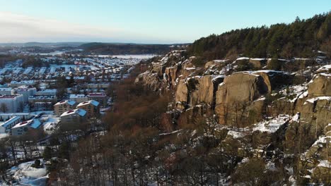 montaña escarpada con vistas al paisaje urbano en el este de gotemburgo, suecia