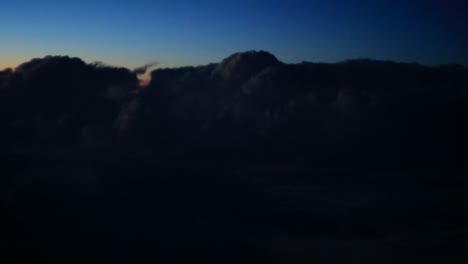 tormenta con iluminación desde un avión a distancia
