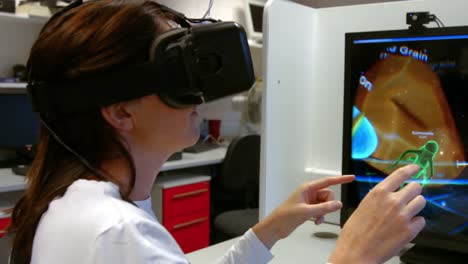 Científico-Que-Usa-Oculus-Rift-En-El-Laboratorio