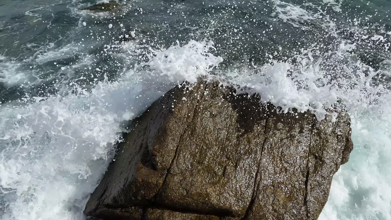 바위 위에 부히는 파도