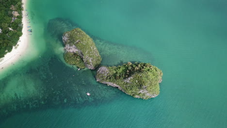 vista aérea de arriba hacia abajo sobre los acantilados de piedra caliza en el mar tropical turquesa y la exótica playa de arena blanca, krabi, tailandia