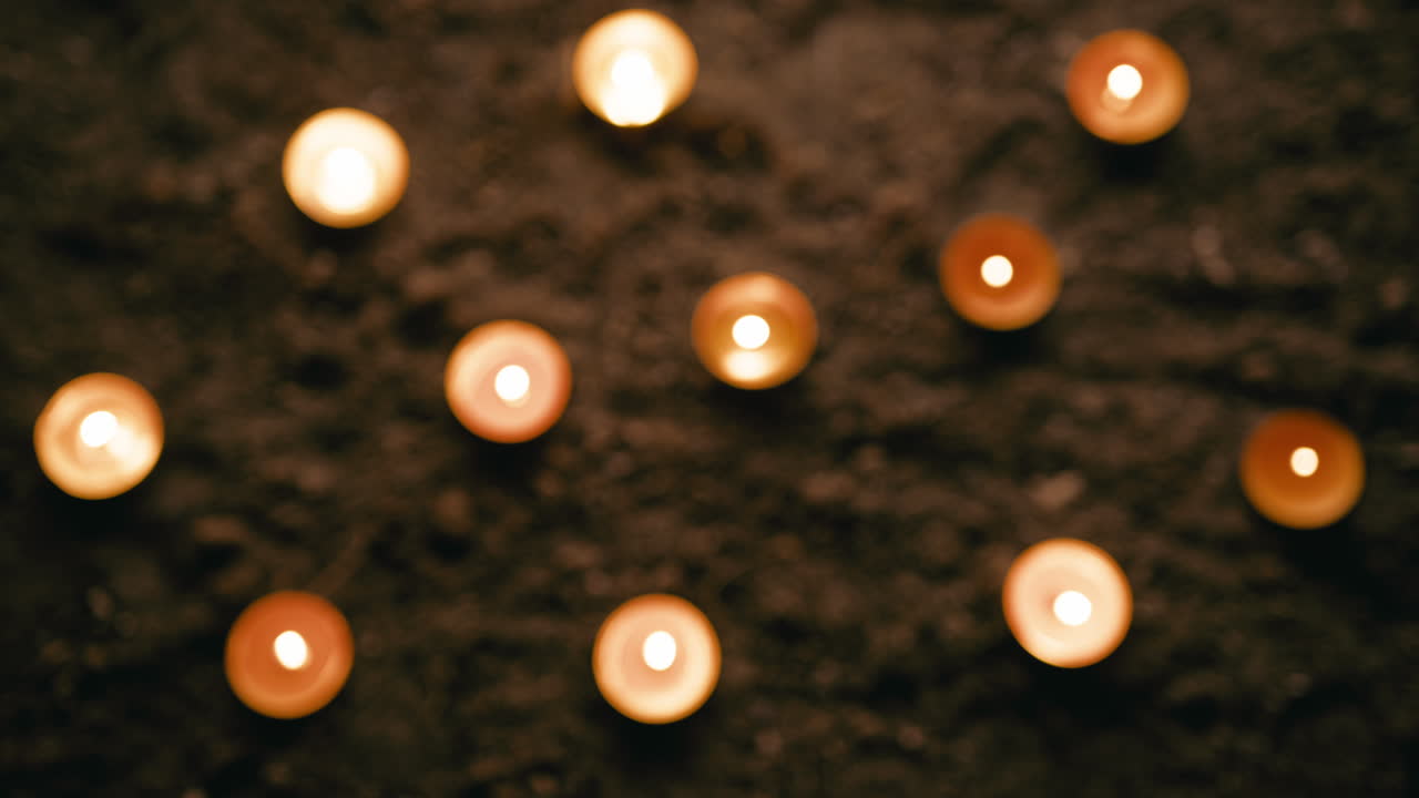 Piccole luci nel cimitero con mano di scheletro che appare per lo spazio dedicato al testo