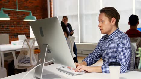 Man-talking-to-his-colleagues-while-working-on-computer-4k