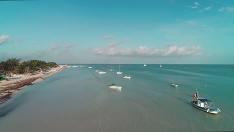 barcos locales anclados en aguas poco profundas en la costa de holbox en un día soleado, antena